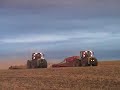 hier seht Ihr ein Video das von einem 8 jährigen alleine gefilmt wurde. Es handelt sich dabei um einen Claas Xerion 3800 mit einer Väderstad Rapid und einem Claas Xerion 3300 mit einer Väderstad Carrier