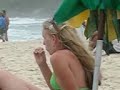 Menina_chupa_na_praia_Mole