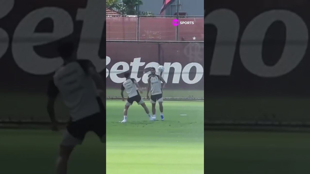 OLHA O DOMÍNIO DE BOLA DELES! PEDRO E PAQUETÁ FAZEM ALTINHA ANTES DO TREINO! #shorts