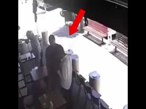 Uciekający złodziej zostaje schwytany przez obserwatora rzucając krzesło