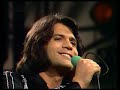 costa cordalis - carolina, komm 1973 

na na na na na na na ...

deine sehnsucht nach dem blauen meer
trieb dich zu mir vom norden her.
du warst fremd in meinem sch�nen land
da nahm ich dich an deiner hand.
deine h�nde waren wie eis
meine sonne brannte so hei�;

oh carolina komm
carolina komm komm
carolina komm mit nach theben
immer nur mit dir
immer will ich mit dir dort leben.

carolina komm
carolina komm komm
carolina komm, geh' nie wieder.
denn gehst du nach haus
geht die sonne f�r immer aus!

oh carolina komm
carolina komm komm
carolina komm mit nach theben
immer nur mit dir
immer will ich mit dir dort leben.
carolina
komm

carolina komm
carolina komm komm
carolina komm, geh' nie wieder.
denn gehst du nach haus
geht die sonne f�r immer aus!

na na na na na na na ...

dann kam eine blaue sommernacht
die g�tter selbst sind aufgewacht.
helena blieb ganz verlassen steh'n
denn paris fand nur dich so sch�n.
carolina, das ist die nacht
deine liebe ist heut' erwacht.

oh carolina komm
carolina komm komm
carolina komm mit nach theben
immer nur mit dir
immer will ich mit dir dort leben.

carolina komm
carolina komm komm
carolina komm, geh' nie wieder.
denn gehst du nach haus
geht die sonne f�r immer aus!

oh carolina komm
carolina komm komm
carolina komm mit nach theben
immer nur mit dir
immer will ich mit dir dort leben.

carolina komm
carolina komm komm
carolina komm, geh' nie wieder.
denn gehst du nach haus
carolina komm komm
carolina komm
carolina komm komm
denn gehst du nach haus
geht die sonne f�r immer aus! hey!