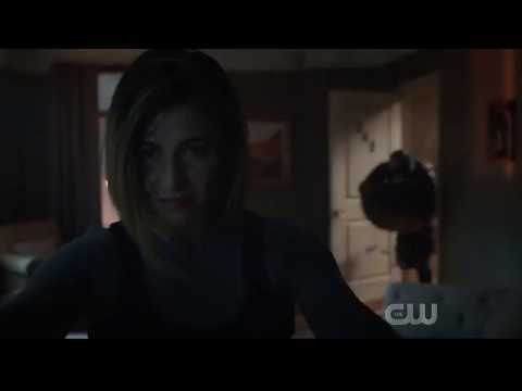 Supergirl 5x03 SUPERGIRL and JAMES FIGHTS SPIDERWOMAN!!!!