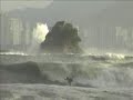 Swell histÃ³rico, com ondas grandes quebrando nos picos Ponta do Morcego, Ilha da Boa Viagem, Itapuca, praia de IcaraÃ­, Caverna, EsgotÃ£o, SÃ£o Francisco e Meio da Baia. Centenas de surfistas na Ã¡gua, como Guilherme Herdy, Guilherme SodrÃ©, Alexandre Jojo, Amir, Bernado Lopes, Marcelo ET, Marcos BrandÃ£o, os 