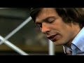 ard-sendung vom 16.07.08,  22:45 uhr

allein auf der b�hne, ein mann und seine gitarre - so kennt man reinhard mey, liedermacher, troubadour. mey f�hrt im film an orte, die meilensteine in seinem leben und seiner laufbahn waren: der pariser chansontempel 'bobino', aber auch die schule, wo er als teenager in der turnhalle auftrat. oder auf burg waldeck, wo er zur zeit der 68er studentenunruhen beim chansonfestival sang. in gespr�chen mit seinen kindern, kollegen und freunden, dem franz�sischen autor, s�nger und komponisten georges moustaki, aber auch mit g�tz alsmann, klaus hoffmann, anna loos, jan josef liefers und claudia roth entstand ein facettenreiches bild des s�ngers, komponisten und poeten reinhard mey
