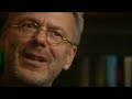 ard-sendung vom 16.07.08,  22:45 uhr

allein auf der b�hne, ein mann und seine gitarre - so kennt man reinhard mey, liedermacher, troubadour. mey f�hrt im film an orte, die meilensteine in seinem leben und seiner laufbahn waren: der pariser chansontempel 'bobino', aber auch die schule, wo er als teenager in der turnhalle auftrat. oder auf burg waldeck, wo er zur zeit der 68er studentenunruhen beim chansonfestival sang. in gespr�chen mit seinen kindern, kollegen und freunden, dem franz�sischen autor, s�nger und komponisten georges moustaki, aber auch mit g�tz alsmann, klaus hoffmann, anna loos, jan josef liefers und claudia roth entstand ein facettenreiches bild des s�ngers, komponisten und poeten reinhard mey