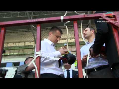 Tomasz Adamek i Witalij Kliczko na wrocławskim stadionie Video