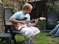 Beetje gitaar spelen