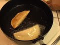 Las nuevas y las no tan nuevas generaciones ya no saben hacer tortillas y por ende tampoco saben hacer empanadas, picadas, gorditas, etc... La importancia de esto va mas alla de una simple empanada: es toda una historia cultural que nos da ese jarochismo o mexicanismo que a veces reclamamos. Aqui les dejo este ejemplo para que por lo menos inspire y asi tengan una idea de como se hace una empanada.