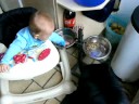 Tygo speelt met de waterbak van Baldi Tygo speelt met de waterbak van Baldi