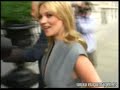 kate moss se encuentra en berl�n en un secreto viaje de negocios. cuando la modelo lleg� a su alojamiento hotel de rome, kate tuvo que subir unas escaleras; las im�genes son bastante evidentes, y demuestran que el vestido gris que vest�a era un poco corto, ya que incluso nos ense�� parte de su ropa �ntima.