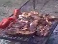 carlos hace el asado y pilo sopla el fuego