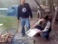 carlos hace el asado y pilo sopla el fuego