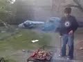 carlos hace el asado y pilo sopla el fuego