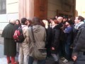 L’aggressione a Oscar Giannino a base di uova e pomodori [VIDEO]