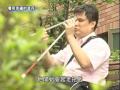 從小，鐘興叡的世界就沒有色彩，也沒有光，上帝在送他進人間的時候大概打了瞌睡，粗心的忘了給他視力，讓他一直以為世界，就是一片黑暗，雖然小阿叡的眼睛看不見，但鐘爸爸和鐘媽媽對待所有的孩子都一視同仁，帶著他遊山玩水，讓他騎腳踏車，凡事都讓他自己去做嘗試，所以他一直不知道和大家有什麼不同，一直到上了小學，大家都笑他是瞎子，這才開始發覺自己和別人是不一樣的。孩子的世界總是比較殘酷的，同學們為了想看看他是不是真的瞎子，常常對他惡作劇，一下偷偷拿走他的椅子害他跌倒、一下調換便當擺放的固定地方，有時還拿筆戳他，學校生活應該是孩子交朋友、玩耍的樂園，但對他來說，學校變成了生活的夢魘，在同學不間斷的惡作劇下，他變得愈來愈自卑也愈來愈排斥到學校上課，說起童年往事，不好意思的笑著說：「有一次，我聽爸爸媽媽好像睡了，就偷偷拿熱水袋放在額頭上，心想，說不定這樣子隔天就可以裝作發燒不用去上學了。」結果還是被媽媽發現，這是他童年逃避現實的暫時方法。小學畢業後，父母把他送到台北啟明學校，希望能讓他繼續接受教育，「那時我們拿湯，都會大喊：『熱喔！不要撞到我！』不過，因為大家都看不見，所以還是撞到了，湯灑了一身，那時我就覺得很沮喪，覺得我的人生完了，我除了在這裡跟一群瞎子在一起，還能有什麼未來？」，那時對未來失去了希望，墜入了真正的黑暗世界，自暴自棄對人生再也提不起任何衝勁，整日就是和朋友上ＫＴＶ及逛街鬼混。上帝為你關上一扇門，必再為你開另一扇窗，出生時上帝忘了給他視力，卻給了他一副好嗓子，學長在ＫＴＶ裡聽見他的歌聲後，便鼓勵他投考音樂系，第一年差了些微的分數沒考上，第二年考上文化大學音樂系，主修聲樂，附修鋼琴，縱然音樂是門聽覺的藝術，但對於視障生來說還是挑戰重重，上課的筆記、樂譜，都需要請同學幫忙，就算好心的同學不拒絕，大家的時間也非常有限，通常只能拿到一份零散的譜子，「別人練一小時就好的東西，我需要練兩三小時；別人出去玩的時候，我都待在琴房裡聽錄音。」如果任何人曾被命運所禁錮，便會明瞭『愛』是帶人掙脫銬鐐最強壯的羽翼，歷經了漫漫長夜，終於從心中看見了光的照耀，信仰帶來了方向，去除了自卑，這時女友香蓮闖入了他的生命，愛情的滋潤讓他的生活播滿馨香，當初要嫁給一位視障者，父母一開始擔憂反對，但香蓮總是堅定而果斷的面對這一切，「只要有愛，什麼都不辛苦。」，決定帶父母認識阿叡，讓他們知道他的好，「我最欣賞的是他勇敢的一面，真正的勇敢並不是什麼都不怕，而是雖然怕卻還是去做，這是我最替他感到驕傲的地方」。「我要感謝我的太太，總是不斷鼓勵我，支持我。」對於妻子的辛苦與付出，阿叡比誰都清楚，以前戀愛的時候，她常騎著50CC帶著他到處去玩，告訴他周圍的美麗風景也一起去登山，兩人總是形影不離，互相支持、照顧，眼睛看不到的他，最喜歡拿著相機拍下香蓮的身影，或許藉著拍照的動作，希望能把妻子的身影珍藏在心裡，曾經有人問阿叡，若他看得見，最想做的事是什麼？阿叡說：「他從沒想過這個問題，不過如果可以的話，他希望能開著車帶妻子到處去玩」。「愛」使人生變的更圓滿，擁有教會信仰的力量與妻子的愛，現在的他更積極走入人群，希望用自己的故事讓更多人感受到生命的感動，想要與大家分享：「不問能不能，不問行不行，只要積極主動，機會無限」，生命中的黑暗有時似乎永無止盡，但若相信自己，以不同的角度面對，總能開創出屬於自己的生命紋理，就如同夜來香，只有在黑夜中，才能展現他的獨特清香！