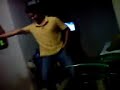 la simia divirtiendo a la banda