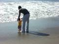 videos de Devin gets his feet wet at the beach - Nov. 2008.AVI