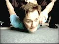 excellent titre de ce groupe francais trop m�connu !
la video est une parodie des sitcoms abprod ^^

paroles :
cette fois j'en ai marre de pas vraiment kiff� la vie / bouffer mon esprit avec de faux probl�mes, de fausses envies/ le vice s'installe ainsi / lib�rer mon esprit emprit de jalousies / les frustrations naissent ainsi/ je ne suis plus libre / je sens le scorpion qui fait son nid dans mon ventre, grandit sa force, r�-�nergise l'homme aigri/ j'aurais jamais voulu grandir, rester un gosse qui kiffe juste l'air qu'il respire/ maintenant j'aspire, j'ai des craintes pour l'avenir, je ne veux pas pourrir sur place, mon �me se lasse de combattre pour finir par boire la tasse... ma seule joie c'est de n'avoir plus de peines, je n'ai plus de fois , j'ai le cerveau cram� par la haine. il est trop tard maintenant, je bave comme un chien qui a toujours faim, j'aurais pr�f�r� aimer n'avoir rien, finir par pourrir et mourrir seul, tisser son linceul, chaque coup est un nouveau clou � mon cercueil ! d��u d'avoir eu � bouffer la vie comme de la viande crue, j'ai peut-�tre du v�cu mais je deviens un trou du cul, je veux un peu de rose dans mes r�ves, mon dieu donne moi une tr�ve, vire de moi cette merde qui me bouffe, j'en cr�ve � petit feu. putain, plus de psychanalyse, pourquoi ces crises ? c'est trop glauque, je peins moi-m�me ma vie d'uns sale couleur grise... ma seule joie, c'est de n'avoir plus de peines, j'n'ai plus de foi, j'ai le cerveau cram� par la haine. i'm blind, i can't feel the sun no more/ blind, blind, i can't feel the sun no more. avant j'avais pas vu �� venir comme le pire, comme quoi avec rien du tout on peut construire un empire/ j'ai pas de futur, ouais je sais , la vie n'est pas si dure, mais j'ai pas de pr�sent non plus/ si je reste accroch� � vos murs, quand tout va bien je cr�e la crise interne et recrache la haine quand je crie sur sc�ne / je ne tiendrai plus longtemps, c'est trop insane, mon avenir se m�me trop � mes peines, la souffrance et la haine deviennent un leitmotiv supr�me/ trop conscient, j'ai trop compris maintenant, je n'�cris des lyrics plus que quand je serre les dents... ma seule joie c'est de n'avoir plus de peines, je n'ai plus de foi, j'ai le cerveau cram� par la haine.