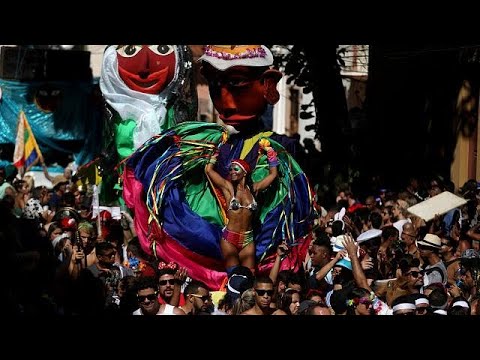 Bunt, laut, ausgelassen: Der Karneval in Rio hat be ...