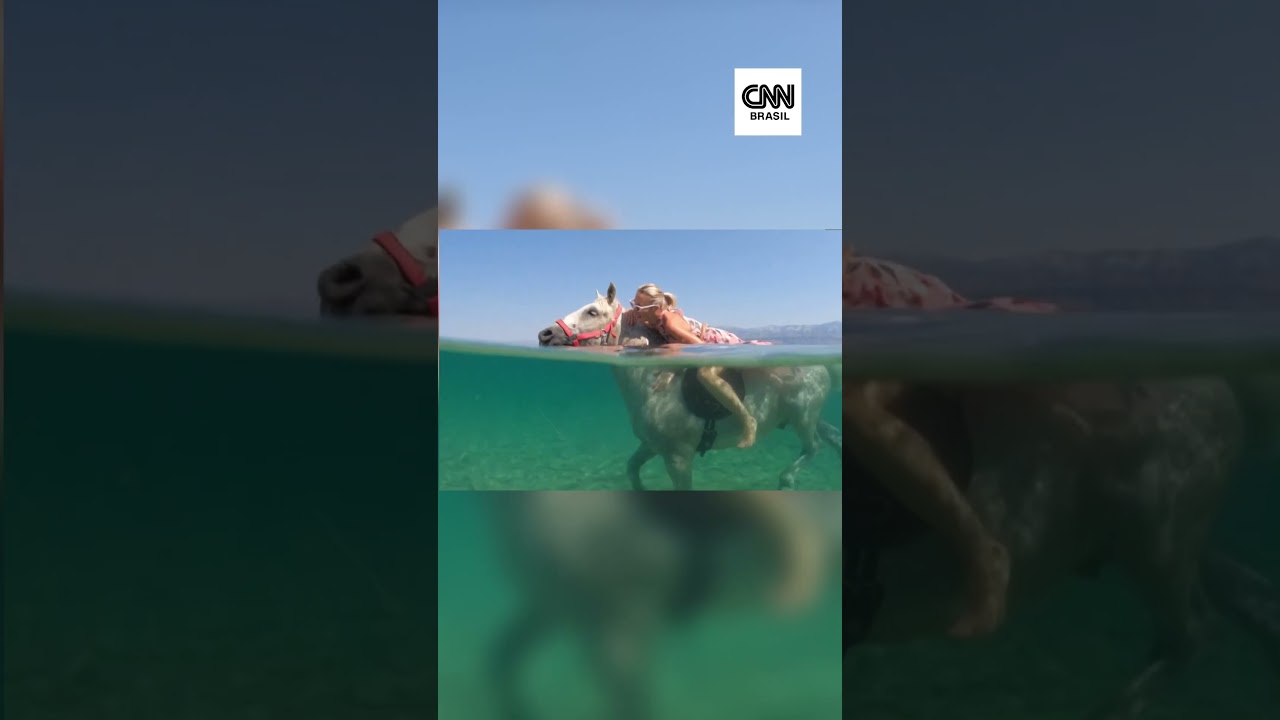 Em meio à onda de calor na Croácia pessoas andam a cavalo na água