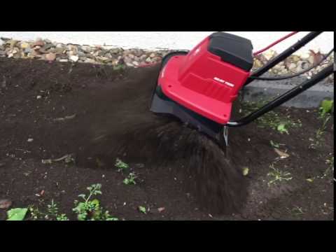 Einhell Elektro Bodenhacke arbeitet sich durch das Erdreich GC-RT 7530