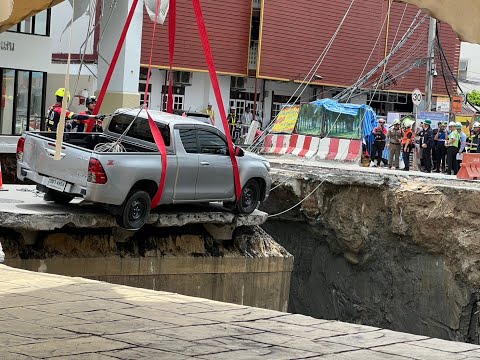 Así rescataban la Toyota Hilux que sobrevivió al derrumbe en Bangkok