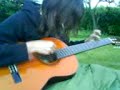 joanna découvre la guitare =P