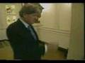 Willibrod frequin geeft de koningin bloemen