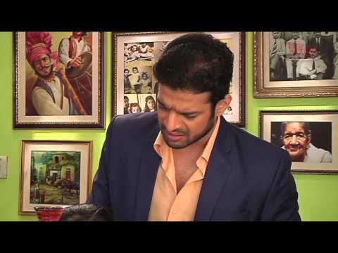 Hair - Yeh Hain Mohabbatein - Raman Helps Ishita to do her Hair.
