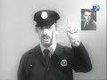 Al Rock se lo define por lo que no es... A veces se lo define por los enemigos que tiene. El enemigo clásico del Rock es la policía... Veremos, en documentales de los años 60, un entrenamiento policial frente al nuevo movimiento surgido: el HIPPISMO, y los hippies.