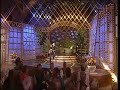 tom astor - medley 2008

1. hallo, guten morgen deutschland 1984
hallo guten morgen deutschland, 
ich w�nsch dir einen guten tag.
hallo guten morgen deutschland,
ich lebe hier, weil ich dich mag.

die sonne schiebt die nacht gerade vor sich her.
und ich bin schon wieder auf der autobahn.
von m�nchen nach kiel, �ber chemnitz und berlin 
endlich kann man ohne grenze fahr'n.

hallo guten morgen deutschland, 
ich w�nsch dir einen guten tag.
hallo guten morgen deutschland 
ich lebe hier, weil ich dich mag.

2. take it easy, nimm's leicht 1991
take it easy, nimm's leicht
hast du auch wieder mal nichts erreicht
spiel nicht verr�ckt, mach dir nichts draus
keep on smiling und lern daraus.

take it easy, nimm's leicht
auch wenn's dir heute mal wieder reicht
flip nicht gleich aus, fall nicht vom stuhl
keep on smiling und und bleib ganz cool.

du f�hlst dich prima und bist gut drauf
der tag f�ngt b�renstark an
doch dann geht wieder mal alles schief
das haut dich voll aus der bahn.

voll verzweif'lung rufst du dein m�dchen an
und am telefon sagt dir ein mann:

take it easy, nimm's leicht
hast du auch wieder mal nichts erreicht
spiel nicht verr�ckt, mach dir nichts draus
keep on smiling und lern daraus.

take it easy, nimm's leicht
auch wenn's dir heute mal wieder reicht
flip nicht gleich aus, fall nicht vom stuhl
keep on smiling und und bleib ganz cool.

3. junger adler 1990
irgendwo am horizont,
der zeit voraus,
f�ngt die zukunft an.
gestern ist vergangenheit
und z�hlt nicht mehr,
jetzt bist du ein mann.
wie den jungen starken wolf,
der dem ruf der wildnis folgt,
zieht es dich hinaus.
doch zeig niemals falschen mut,
sei auf der hut!
sonst spielt man dich aus.

flieg, junger adler, hinaus in die freiheit!
schau nur nach vorn, nie zur�ck!
h�r� auf dein herz
und folg� nur den gef�hlen!
ich w�nsche dir viel gl�ck!
flieg, junger adler, hinaus in dein leben,
halten kann ich dich nicht mehr.
flieg, junger adler,
du wirst viel erleben.
bleib� stets gerecht und fair!