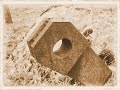 In einem Waldgebiet bei Friedrichsthal nahe Oranienburg bei Berlin gibt es eine ehemalige Millitäranlage aus dem zweiten Weltkrieg. Höchstwahrscheinlich handelt es sich dabei um eine Art größere Funkanlage mit einem Hochbunker und einigen dazugehörigen Gebäuden. Im umliegenden Wald findet man noch unzählige Betonhinterlassenschaften der Funkmasten und Gebäude. Nur der Hochbunker ist noch vorhanden, äußerlich hat er Ähnlichkeit mit einem Maybachhaus nur etwas größer, an einer Giebelseite gibt es einen Kopfbau mit zwei Haupteingängen, auf der gegenüberliegenden Seite einen kleinen Eingang durch den wir uns in das Objekt vorgearbeitet haben. Innen hat der Bunker mindestens 2 Etagen, möglicherweise noch einen Keller. Der Bunker wurde von innen gesprengt, die Decken sind innen alle extrem zerstört und zum größten Teil nicht mehr vorhanden, andere Deckenreste werden nur noch durch Trümmer oder zerborstenen Pfosten gestützt. Die Außenwand und das Dach sind sind aus etwa 1,5 bis 2m starkem Stahlbeton, die Zwischendecken im Bunker haben immerhin noch eine Stärke von etwa einem Meter... Wir raten dringend davon ab diesen Bunker zu befahren, das ist sehr gefährlich und absolut nichts für Bunkertouristen!!!