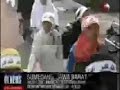 Ribuan orang yang tergabung dalam Jemaah Muslimin Hizbullah (JMH) menggelar aksi damai dengan jalan kaki sejauh 32 kilometer dari Tanjungsari, Sumedang, menuju Masjid Raya, Bandung, Jawa Barat, Ahad (12/11). Aksi ini dilakukan massa JMH untuk memprotes pembuatan terowongan di bawah Masjid Al-Aqsa Palestina yang dilakukan oleh Israel.