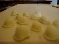 Ecco come si preparano le orecchiette fatte in casa. guardare anche l'impasto per fare la pasta fatta in casa