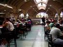 Vista parcial da área de restaurantes do Mercado Municipal de São Paulo. Com arquitetura em estilo eclético, foi construído entre 1928 e 1933 pelo escritório do renomado arquiteto Francisco de Paula Ramos de Azevedo, sendo o desenho das fachadas de Felisberto Ranzini. No interior, magníficos vitrais de Conrado Sorgenicht Filho mostram vários aspectos da produção de alimentos.