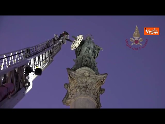 Il tradizionale omaggio dei Vigili del Fuoco alla Madonna a piazza di Spagna con la corona di fiori