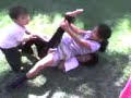 NI�AS PELEANDO YAUTE