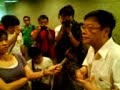 曾健成(阿牛)於東區法院報名時，社民連主席黃毓民接受傳媒訪問。http://www.bulltsang.org