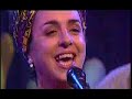Amparanoia cantando la fiesta por dentro