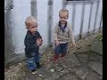 George en Bart gooien steentjes George en Bart gooien steentjes