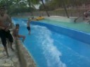 thiago desani surfando em olimpia sem prancha hheheheheeh