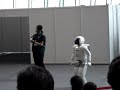 Esse é o Robô da Honda. Muito interessante. Ainda eh limitado se pensar em termos de movimentos humanos. Mas cara, o bicho anda, corre, dança, enfim... legal mesmo!