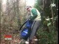 michael youn s'introduit dans un terrain de golf.