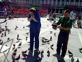 mujer aterrada por palomas