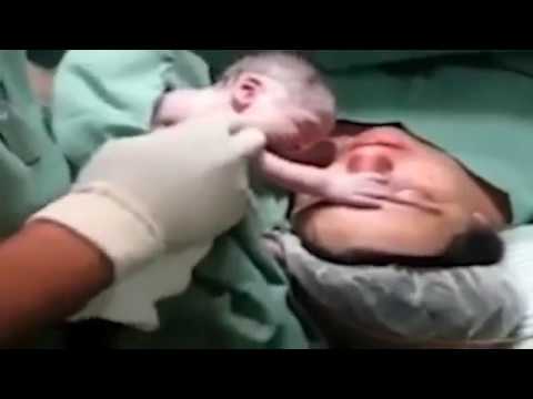Awww mira como este bebe recien nacido llora para que no lo despeguen de su madre.
