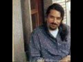 l'alba l'onda il cielo
l'occhio nero
la farfalla effimera
nel suo svolazz�o

il campo di trifogli
gli  scogli in naso in s�
il meglio bocconcino
si ma tu con tutto ci�

tu te si scurdata
non ti cale di me
e nemmeno ti sovviene
chi continua a sospirar

s� che sei sventata
te ne impippi di me
non rammenti
tu l'obliasti
che ti lasciasti a sospirar oh oh

io t'ho dato tutto
la frittata
nel panino a scricchiolo
il mio mugol�o 
la bicicletta nuova
le mie zampette in s�
che faccio il barboncino
s� ma tu con tutto ci�

tu te si scurdata
non ti cale di me
e nemmeno ti sovviene
chi continua a sospirar

s� che sei sventata
te ne impippi di me
non rammenti
tu l'obliasti
chi lasciasti a sospirar oh oh

tu te si scurdata
e tu te si scurdata
tu te si scurdata
e tu te si scurdata

tu ti sei scordata
del guaglione
del monello intrepido
del tuo core mio
core 'e chistu core
che non si ferma pi�
ci faccio il polpettone
se ne provi un po' anche tu

tu te si scurdata...