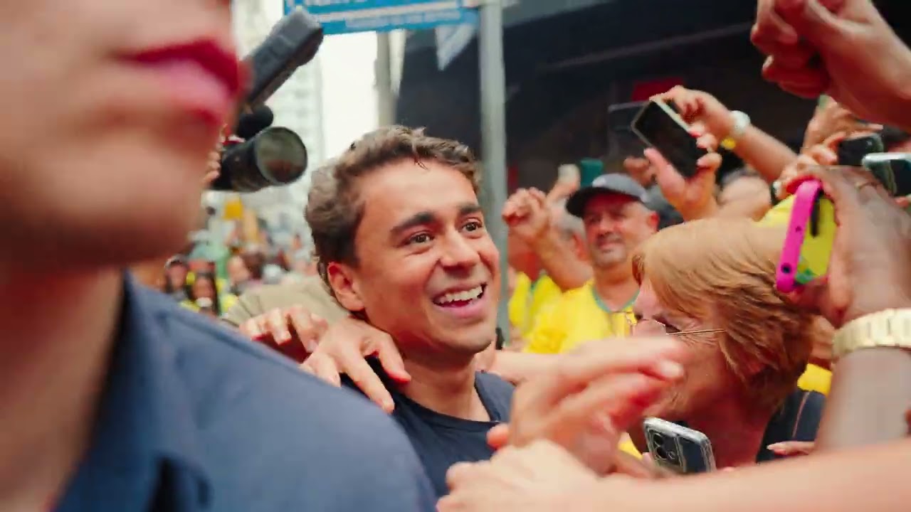 BOLSONARO VOLTOU AO LOCAL DA FACADA. O FILHO