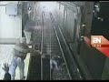 Mujer ebria cae a vías del tren y sobrevive