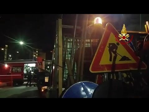 Rom: Straße abgesackt - Sieben Autos stürzten in eine ...