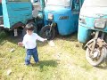 ABVA-BRUNO ENTRE LOS CARROS VIEJOS DE LA CUNA